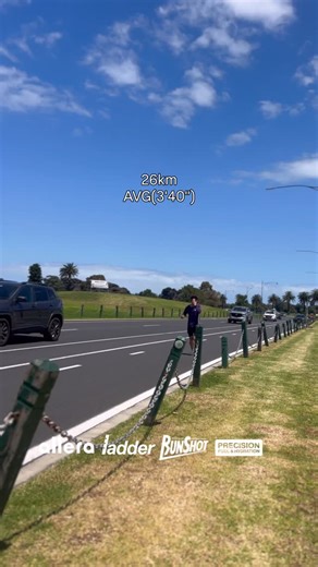 今日はロングランをしました。 一昨日にBangsaen21のHalf marathonでペース走くらいのペースで走ったので今日はもう少し軽めのロングラン。 実施中にプロエリートのジャケットがなくなった。。5kmのコースで3周目に戻ってきたらなくなってた……。 ここは日本じゃないって忘れてた。。 結構本気で落ち込んでます。 ⁡ Today I did a long run. Since I ran the Bangsaen 21 half marathon two days ago at about tempo pace, today’s long run was a bit easier. During the run, my pro elite jacket went missing… When I came back on the third lap of a 5 km course, it was gone. I forgot that this isn’t Japan…… I’m honestly pretty seriously down about it. ⁡ @adida