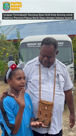 Sobat Elkam on Instagram: "Ucapan Terimakasih Seorang Siswi SLB Kota Sorong untuk Gubrnur Peovinsi Papua Barat Daya dengan bahasa isyarat !!! Jumat 9 Januari 2026, Elisa Kambu Menyalurkan Mini Bus di Kota Sorong dan Kab Sorong, tang mana dalam penyaluran ini seorang siswi SLB mengucapkan terimakasih dengan bahasa isyaratnya. #elisakambu #slb #penyaluranbantuan #minibus #kotasorong"