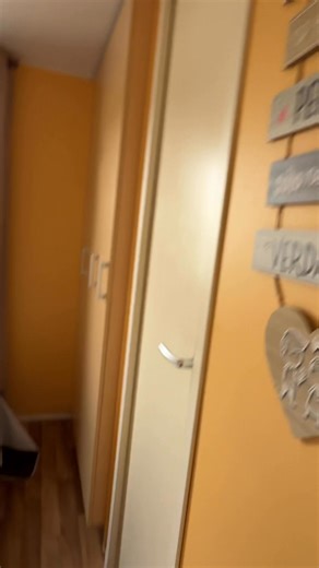 Casa móvil amplía y funcional, ideal para disfrutar en el campo. Móvil Home de 40 m² con 3 habitaciones. Se vende excelente mobil home casa prefabricada de ocasión como nueva de 10x4 m de la marca de mobilhome, casas móviles y casas prefabricadas IRM y distribuida en 3 dormitorios, cocina con electrodomésticos, salón comedor y 2 baños completos y lavadero. Climalit en ventanas. Venga a verla de lunes a domingo sin cita previa a Aranjuez (Madrid) Tenemos más casas moviles en stock en Madrid y Eus