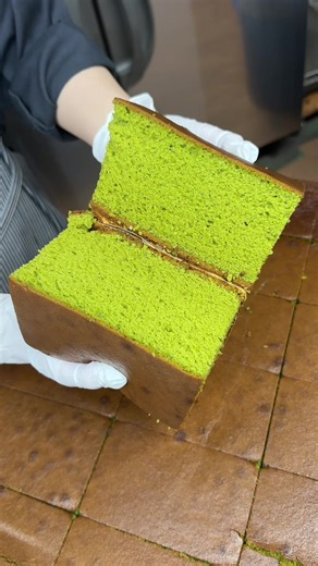 宇治抹茶を使った極上抹茶カステラ🍵 かすてらハーフ 抹茶 1200円 烏骨鶏という希少卵を使用したカステラで生地の中に宇治抹茶を入れて香り豊かで上品な味わいに！ 全国に発送可能で店舗のオンラインショップから購入することができます！ 🍚店名: pin・pur 住所: 岐阜県大垣市高屋町1丁目25-1 最寄駅:大垣駅から徒歩5分 営業時間:10:00〜17:00 定休日：日曜日 #岐阜グルメ#Japanesefood#tiktokfood