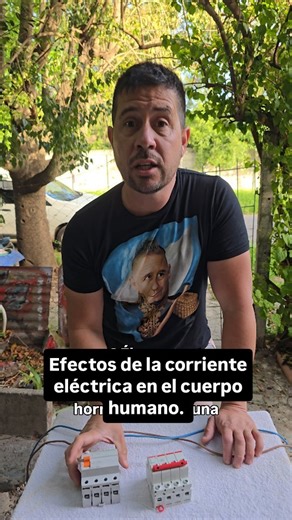 En este video explico cómo actúa un interruptor diferencial y cómo actúa una termomagnética, y por qué NO cumplen la misma función. 🔹 1 mA → Apenas un hormigueo. El diferencial de 30 mA no actúa. La termomagnética de 10 A tampoco. 🔹 15 mA → Contracción muscular leve. Ninguna de las dos protecciones dispara. 🔹 50 mA → Contracción muscular involuntaria. Acá sí: si el diferencial funciona correctamente, corta y te salva. La termomagnética sigue sin enterarse. 🔹 100 mA → Riesgo de fibrilación ve