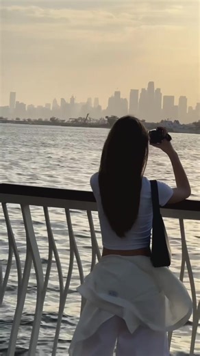 ここまで自由に生きられているのは、決して自分一人の力じゃないと思っています。 挑戦する時、正直不安もありました。 本当に大丈夫かな、失敗したらどうしようって。 それでも前に進めたのは、周りに支えてくれる人がいたからです。 どんな時も味方でいてくれたお母さんとお父さん。 心配しながらも「頑張りなさい」と背中を押してくれました。 看護師として働いていた頃の友人たちも、「あなたならできるよ」って応援してくれて。 その言葉に、何度も救われました。 人は一人では強くいられない。 でも、誰かが信じてくれるだけで、 もう一歩前に進む勇気が湧いてくる。 今こうして好きな場所で仕事をして、 好きなタイミングで人生を選べているのも、 間違いなく周りの人たちのおかげです。 だからこそ思うんです。 自分がもらった応援や支えを、 今度は誰かに返していける人でありたい。 支えてくれた人たちに、胸を張って「ありがとう」って言える人生を、これからも歩いていきたいと思っています🫶 #看護師 #フリーランス #挑戦