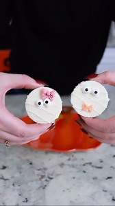 5.5K views · 15 reactions | These Oreos are so fun for Halloween! 驪  ➡️ Comment “link” for Oreo and bow molds #halloween #foodcraft #chocolatecoveredoreos #food #halloweentreats #treats #halloweencrafts #kidscraft | Homemade Food Junkie | Facebook