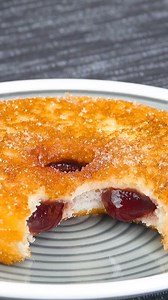 56K views · 179 reactions | Donut à la confiture  #food #dessert #beignets #donuts 2 tranches de pain de mie 20 g de confiture de fraises 2 œufs 100 ml de lait 50 g de sucre Arôme vanille | Bon Ap’ | Facebook