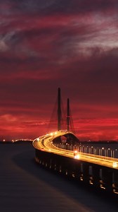 🌅 This is the Shanghai Yangtze River Bridge. In the summer dawn, the crimson sky seamlessly merges with the water surface, while the bridge stretches across the waters like a rainbow. As the world's largest combined highway-rail cable-stayed bridge, its 730-meter main span and iconic "A-shaped" towers link Shanghai to Chongming Island. 🌊 🌉 . . . 📸: 肖扬 . . . . #YangtzeRiver #yangtzeriverbridge #shanghai #bridge #bridgeview #sunrise #sunrisephotography #chongmingisland #island #ExploreChina #i