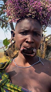 3.7M views · 10K reactions | Las mujeres Surma de Etiopía son conocidas por usar grandes platos labiales, que insertan en el labio inferior tras una incisión, como símbolo de belleza, identidad cultural y estatus. Además, decoran sus cuerpos con pinturas hechas de arcillas y pigmentos naturales, creando diseños artísticos que reflejan creatividad y conexión con la naturaleza. #inspirationofafrica | Quim Fàbregas - Fotografía y Viajes. | Facebook