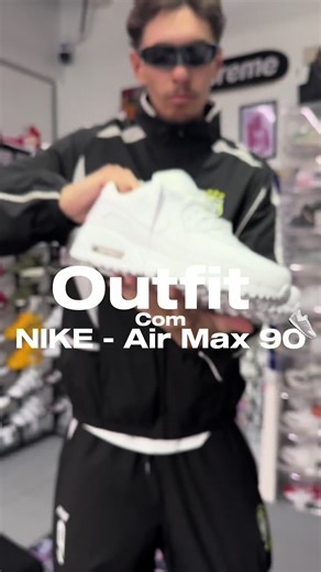 O Nike Air Max 90 Branco é um dos maiores ícones da cultura sneaker, conhecido por seu design atemporal que une couro, material sintético e tecido. Ele é famoso pela cápsula de ar visível no calcanhar, que oferece o amortecimento clássico da linha Air Max.