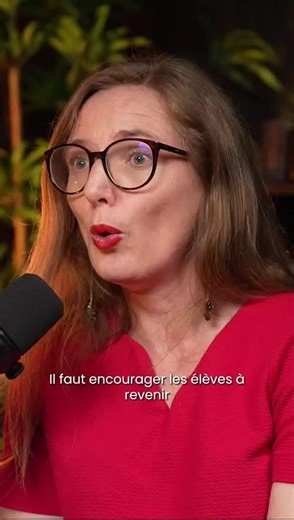 ✅ https://duvet.plume-app.co/challenges-plume/inscription-facebook pour découvrir notre formation pour accompagner les élèves dans leur production d'écrits ✍️ « Relisez-vous »… vraiment ? On le dit souvent à nos élèves. Mais savent-ils quoi relire, comment s’y prendre, et dans quel ordre ? 🤔 👉 La réalité, c’est que la révision textuelle ne va pas de soi. Les élèves ne repèrent pas spontanément les erreurs dans leurs écrits. Relire, corriger, améliorer… ça s’enseigne. 🧠 Réviser un texte, c’est