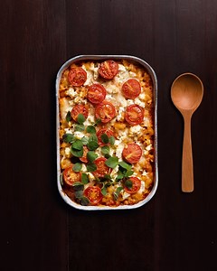 Maukas tomaattinen makaronilaatikko syntyy helposti pastaan tarkoitetusta, valmiiksi maustetusta kanan jauhelihasta. Kun laatikon vielä kruunaa fetalla, täyteläisellä tomaattikastikkeella ja kirsikkatomaateilla, ei perinteistä makaronilaatikkoa tule ikävä. ☝️ Reseptin löydät alta. 👇😍 Tomaattinen makaronilaatikko kanan jauhelihasta (4-6:lle, 1 h) 1 pkt (360 g) Atria Perhetilan Maustettu Kanan Jauheliha Pasta 2 rkl öljyä 5 dl sarvimakaronia suolaa Tomaattikastike: 1 valkosipulinkynsi öljyä 400 g