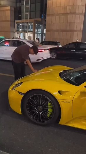 Petrol Gears on Instagram: "Rich problems when your 918 Spyder roof wont fit in the trunk. Via @asiaachived #PetrolGears #carinstagram #carlifestyle #automotive #carlovers #supercars #supercar #hypercars #hypercar #918 #918spyder #porsche"