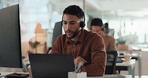 clip-3584877895-call-center-computer-discussion-man-consultant-customer