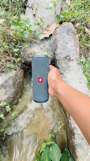 JBL flip essential 2 in water flow