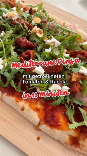 Pinsa mit Rucola, Tomate & Feta | Einfaches mediterranes Pinsa Rezept in 15 Minuten