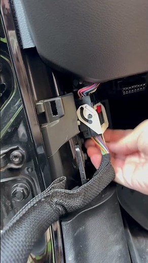 How to disconnect wiring harness for door removal Jeep Wrangler JL #jeep #wrangler #howto #jeeplife