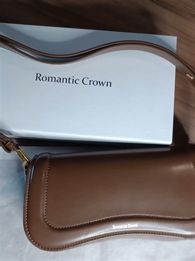A bolsa de ombro da Romantic Crown é o toque perfeito pra deixar qualquer look mais moderno e estiloso. 👜 Design minimalista e versátil 🔥 Combina com tudo – do casual ao street 💎 Perfeita pro dia a dia com muito estilo Se você ama aquele visual clean com personalidade, essa bolsa é pra você! #romanticcrown #bolsadeombro #streetstyle #tiktokshop
