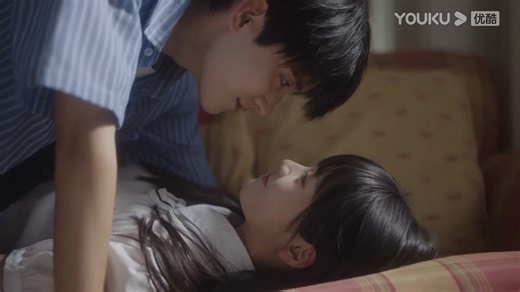 “Soft?” Sweet girl and handsome boy flirt with each other in the new room, but she failed to flirt and was pounced on instead “软吗？”甜妹与帅哥在新房互撩，甜妹调戏不成反被扑倒 #WhenIFlyTowardsYou #当我飞奔向你 #周翊然 #张淼怡 #南玉卿心 | 恋爱剧场