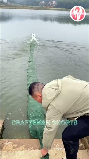Small boat | It's really convenient to use a remote-controlled boat to pull fishing nets.