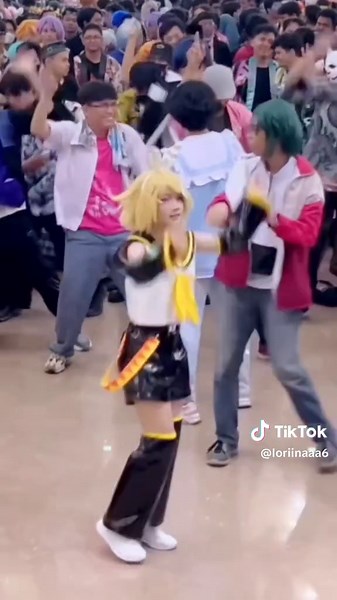 Alien Alien Rin Kagamine (at RPD Odojoget Midori festival :33) I'm so sorry the quality is so bad😭😭 #rinkagaminevocaloid #rinkagaminecosplay #rinkagamine #Alienalien #nayutalien