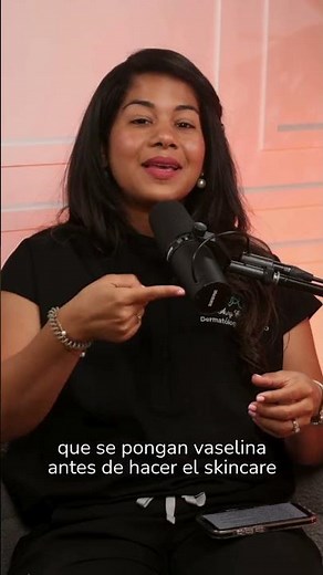 La solución es sencilla: aplica vaselina alrededor de los labios antes de tu rutina.