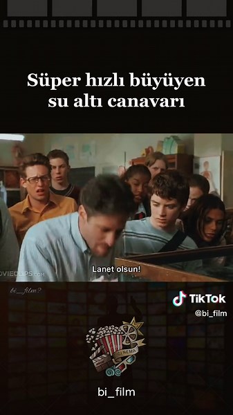 Bir Amerikan banliyösünün sıradan liselerinden bir tanesi! Eski duvalar, zamanı dolmuş ders kitapları ve son kullanma tarihleri geçmiş ders öğretmenleri… Öğretmenler, aniden sanki bedenleri birileri tarafından ele geçirilmiş gibi tavırlar sergilemeye başlarlar. Bu tuhaf durum öğrencilere de yansır. ———————————————— 🎥 Fakülte (1999) ⭐️ IMDb: 6,5/10 🚩 Korku, Fantastik 🎬 Robert Rodriguez ———————————————— #filmonerileri #filmöneri #filmönerisi🎬📽️ #korkufilmleri #keşfet