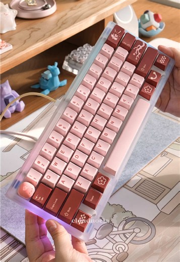 a foamless, deep, clacky build~ these keycaps were from AliExpress for just $40 CAD! Linked in bio, under keycaps 🥰 Keyboard: Toro60 Switches: HMX Sprite from @UnikeysOfficial (code: Noela for 7% off) Keycaps: Spring Peach #mechanicalkeyboards #keebtok #desksetup #keyboardasmr #keyboards