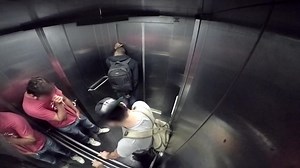 Diarrhée dans l'ascenseur (Caméra Cachée)