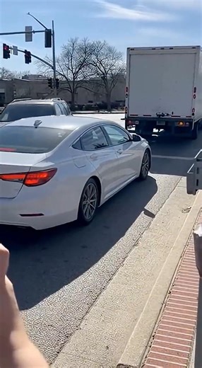 逃げ場なし。信号待ちの白いセダンが、暴走車に激突され原型を留めない姿に 💥 Brutal Car Crash! SUV Smashes Sedan