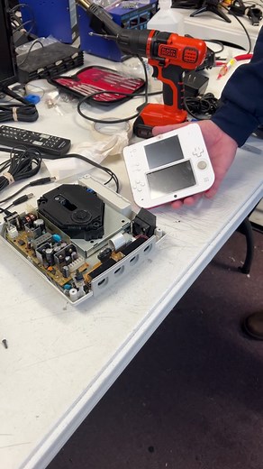 DKOldies Refurbishes a Nintendo 2DS! - #retrogames #dkoldies #nintendo #videogames #retrogaming #handheldgaming #refurbishing #dkoldiesscam