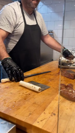 Seattle’s got brisket the size of Texas. 🎥: @the_gastrognome 📍: @outsider_bbq | Seattle Met Magazine