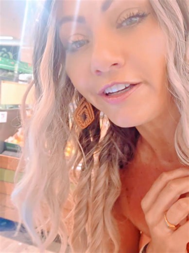 Okay but… grocery shopping just levelled up and I’m here for it 🙌 Charlotte and I just tried the brand new Woolworths trolleys with the built-in tablet and honestly—why did no one warn me how fun this would be?! (Remember we are country bumpkins and things like this don't exist where I live🤣) You scan as you go, there’s a handheld scanner for fruit and veg, you can see the total price in real time (hello budget control 👀), bag everything as you shop, then pay and be out the door in record tim