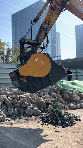 This is a crushing bucket manufactured in our factory. If any friends are interested in cooperating with us, please send me a message. #excavator #attachments #bucket #crusher #equipment
