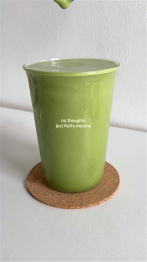 lou ⋆˙♡⸝⸝🍵 on Instagram: "(ratio below!) this was aesthetically so pleasing 😆✨ my takeaways from making this: 1. use high-fat milk— barista milk is best for foaming 2. froth the matcha mixture in a glass (my chawan was beat 😭) 3. winged the frothing on high speed~ just vibed with it frr 4. not sure if I’d do this again for the taste/texture but it looked gewd 🤭😆 ratio: 4g Main Character matcha from @rebelbunnymatcha 100ml Oatbedient artisan barista milk 7ml brown sugar syrup (added at the e