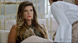 1.5M views · 31K reactions | Na Novela Topíssima, Lara finge que entrou em choque por causa da condenação e assusta a família. Um ator, que se passa por médico, diz que ela precisa ser internada. Mas, quando isso está prestes a acontecer, Antonio descobre que tudo não passa de uma farsa Confira outros trechos e a íntegra do capítulo em PlayPlus.com | RECORD | Facebook