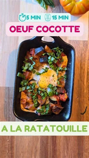 Œuf cocotte à la ratatouille à l'air fryer Pour 1 part ⬇️ prépa 5 min cuisson Air fryer 10 à 15 min 1 à 2 œufs 200 g de ratatouille Basilic Sel poivre 1. Verser la ratatouille dans 1 plats individuel. 2. Y casser 1 à 2 œufs. 3. Poivrer. 4. Placer le plats dans le tiroir de l’air fryer, mettre à 150° 10 à 15 min, suivant le niveau de cuisson de l'œuf désiré. 4. Sortir le plat de l’appareil, parsemer de basilic ciselé avant de le consommer. Variantes : dans un four traditionnel, placer le plat ind