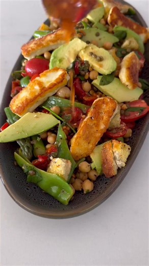 Sarah Pound on Instagram: "GOLDEN HALLOUMI AND LENTIL SALAD SENSATIONAL SALAD SERIES 🥗🌱 DAY 18/30 Serves: 6 Ingredients 1.5 cups French style lentils (black in colour) 1 cup spinach leaves, roughly chopped 400g canned chickpeas, drained & rinsed 200g cherry tomatoes, halved 1 bunch asparagus, woody ends removed 1 cup snow peas 1 large avocado, sliced 1⁄4 cup toasted pinenuts 225g halloumi cheese, sliced into thin batons 4 slices thick day old sourdough 2-3 tablespoons extra virgin olive oil Dr