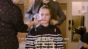 Maquillaje, fitting, risas con Olivier Rousteing y mucha adrenalina. Nos colamos en el backstage de Balmain x Puma con Cara Delevigne ✨ | Vogue España