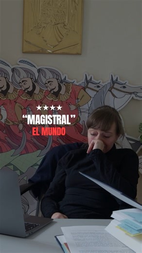 Innovadora, magistral y con muy mala leche 🦖🦕 La sátira inmobiliaria de Radu Jude, rodada con un iPhone y con mucha sorna, se alzó con el Oso de Plata a Mejor Guion en @berlinale 🐻 #Kontinental25 12 de diciembre solo en cines. | Atalante