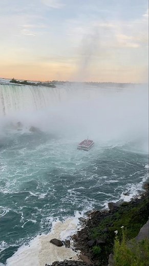 Aventure en bateau sous les chutes #NiagaraFalls#ChutesDuNiagara#BoatAdventure#NaturePower#travel