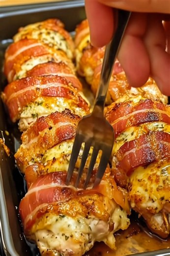 🥓🍗 Bacon Garlic Parmesan Chicken 🧀✨ Juicy chicken strips wrapped in crispy bacon and glazed with garlic parmesan sauce! INGREDIENTS: 4 boneless, skinless chicken breasts, cut into strips 2 tbsp olive oil ...... Full Recipe in Coʍmеոτ 💬 | Recipes by Deedee