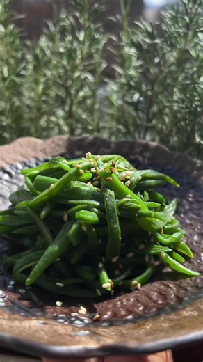 N’hésitez pas avec vos questions Haricots plats sautés à l’ail — une façon simple de cuisiner les légumes dans la cuisine chinoise. Ingrédients : • haricots plats • ail • sel • sauce soja • sauce huître (optionnel) • piment (optionnel) • sésame torréfié Blanchir les haricots 2 à 3 minutes dans l’eau bouillante avec un peu de sel et d’huile, puis les faire sauter rapidement. C’est la méthode la plus simple et la plus sûre si vous cuisinez peu ce légume. Une méthode simple qui fonctionne aussi ave
