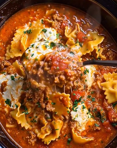 Hearty, cheesy, and full of comfort! 🍅🧀🥣 This Slow Cooker Lasagna Soup has all the flavors of classic lasagna — tender pasta, rich tomato sauce, seasoned beef, and melty cheese — all simmered to perfection in your slow cooker! 😍 .............. Full Recipe in Coʍmеոτ 💬👇 | Quick Garden Methods