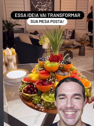 Já pensou em transformar a própria fruta no recipiente da sobremesa? 🍍🍊✨ Essa ideia simples e criativa deixa qualquer mesa posta muito mais bonita e surpreendente! No vídeo, a proposta é reaproveitar as cascas das frutas como suporte para servir outras frutas picadas. Depois de cortar a fruta ao meio e retirar a polpa, a própria casca vira uma espécie de tigelinha natural. Você pode usar, por exemplo: 🍊 Casca de laranja cortada ao meio para colocar uma salada de frutas. 🍍 Casca de abacaxi pa