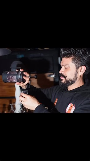 Cocktail Passport on Instagram: "🎬 Os traemos un breve resumen de lo vivido este domingo 11/1 en @synapse.neurobar 🍸📸 Apagamos la sed de muchos con el famoso cocktail de @badcompany_1920 Extintor Apple Pie 🧯🍏🍰 Viajamos hasta el Volcán más alto del Salvador 🌋🇸🇻 con la @laesquinadekurt y su Negroni de Altura 🗻🥃 Y Como en un buen domingo no podia faltar un Twist de Bloody Mary @especiariumbar nos dejó su receta del Bar Celta- La Pulpería 🍅🐙🍹 Gracias a todos los bares que participaron