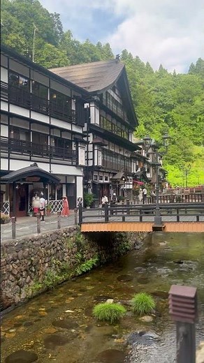 銀山温泉の温泉街です。温泉旅館などもレトロな雰囲気出してますねい。色んな温泉旅館がありますね。 #銀山温泉 #温泉街 #温泉旅館 #温泉旅館街 #旅行 #travel #山形県 #川 #宿