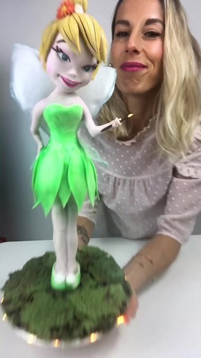Tinkerbell Cake 🍰🧚 D’après vous pour qui est ce gâteau ? 👉🏻 Réponse sur mon Insta @heavencake_emilie 😘 #tinkerbell #patisserie #cake @Disney