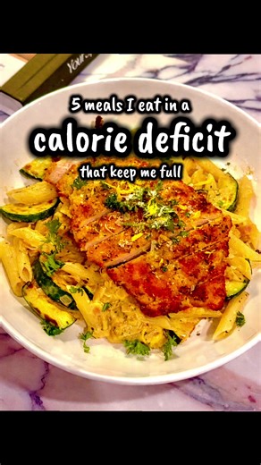 Eating in a calorie deficit doesn’t have to mean being hungry. These are my go-to meals that actually keep me full. save this for later 🤍 #healthymealideas #weightlossrecipes #caloriedeficit #easyrecipe #mealideas