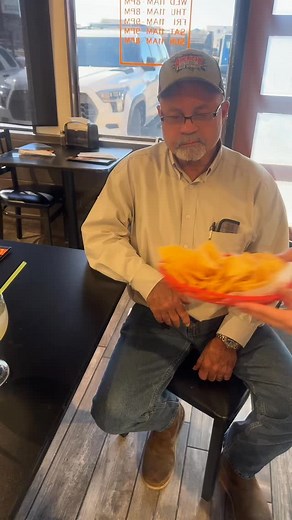 Cuando vienes por tacos pero te llevas show gratis 💃🌶️ En Real Taco siempre hay buena vibra. When you come for tacos but leave with a free show 💃🌶️ At Real Taco there’s always good vibes. #mexicanfood #oklahoma #tacos #food #foodie #tulsa #realtaco_oklahoma #salsa | The Real Taco