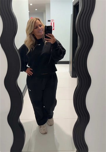 Finished hanging the final pieces in the salon 💇🏼‍♀️ 🔨
