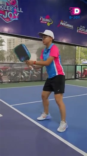 HLV Quỳnh Phan & Lớp học 1:1 Intermediate Cá nhân hóa lộ trình tập luyện, tập trung nâng cao kỹ thuật, chiến thuật và tư duy thi đấu cho học viên trình độ Intermediate. Mỗi buổi học là sự theo sát sát sao của HLV, giúp tối ưu điểm mạnh và cải thiện rõ rệt những hạn chế còn tồn tại. Sẵn sàng nâng cấp trình độ? Đăng ký ngay lớp 1:1 Intermediate --- D-JOY SPORTS ACADEMY 📞 Hotline: 84 96 971 98 98 📍 61 Nguyễn Lương Bằng, P. Tân Mỹ, TP. HCM #PickleballDJoy #DJoySportsAcademy | D-Joy Sport Academy