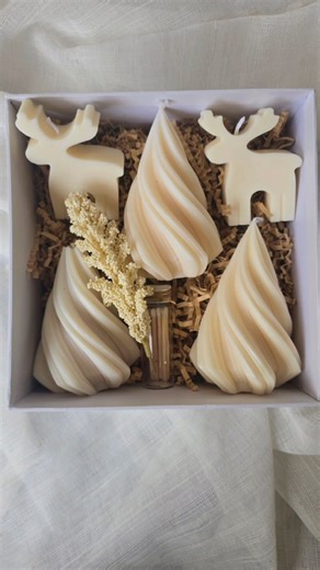 Our best selling Christmas Tree Collection From classic Holly Trees to elegant Sweeping Christmas Trees and modern Geometric Christmas Trees, each piece is hand-poured and available in festive red, green, and ivory. 🎄❤️💚🤍 Perfect for Christmas décor, stocking fillers, teacher gifts, or end-of-year presents. Every tree can be beautifully packaged in a clear gift bag with a Christmas ribbon, ready to gift straight under the tree. 🎁 Elevate your Christmas gifting with handcrafted Christmas cand